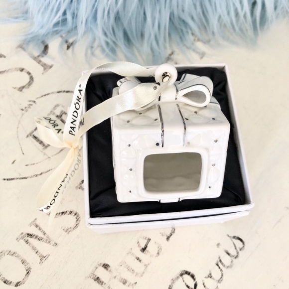 PANDORA, 2016, Porcelain, White And Silver, Quilted, Christmas Present, Ornament - Picture 1 of 16